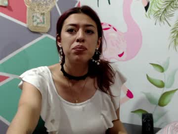Garota lisinha e delicia daçando e masturbando na webcam